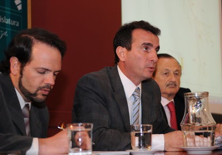 El ministro Pérez (centro) defendió esta mañana el convenio en la Legislatura. Foto: Gerardo Gómez / MDZ