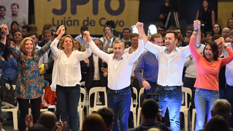 Candidatos y mandatarios se mostraron juntos. Foto: Pachy Reynoso / MDZ