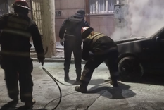 El vehículo se incendio de forma repentina mientras estaba estacionado en la vía pública. No hubo heridos.