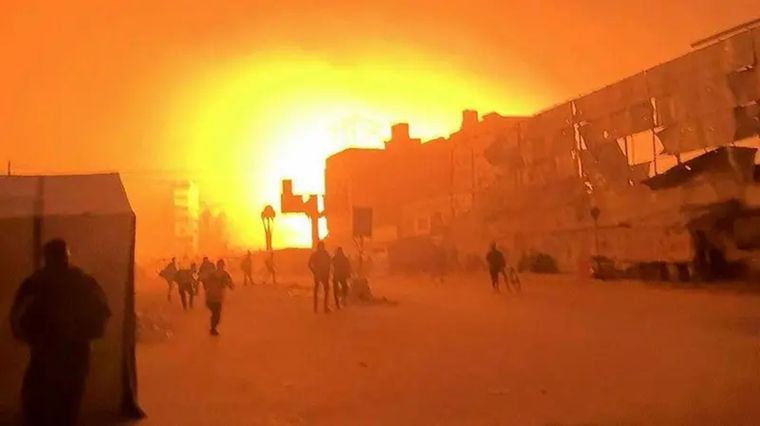 Un persona logró captar las enormes llamas que provocaron el ataque contra el hospital. Foto: Getty Images