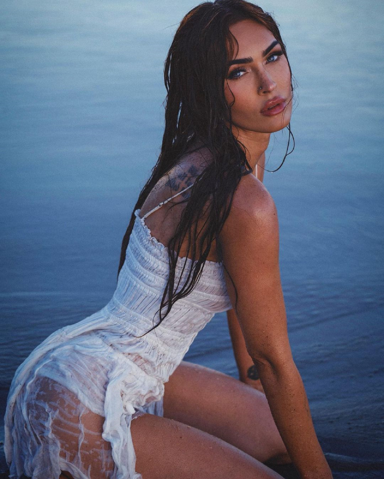 Megan Fox expone su intimidad en un libro que hace temblar a sus ex Megan Fox posa a la orilla de la playa. Foto: Instagram @meganfox