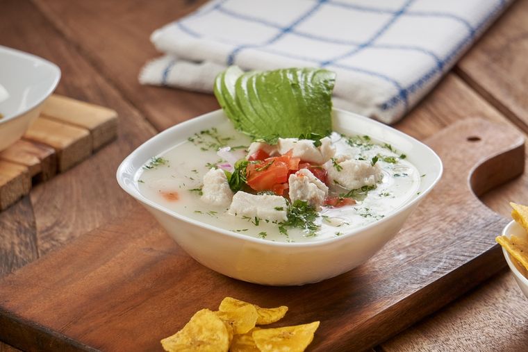 La receta de ceviche de pescado suele servirse con maíz, camote o yuca, según la tradición local de cada país. La receta de ceviche de pescado suele servirse con maíz, camote o yuca, según la tradición local de cada país.