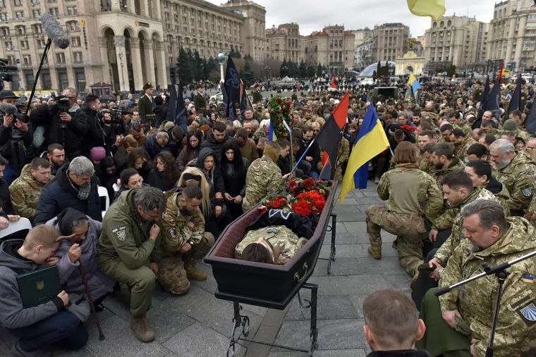Los ciudadanos de Kiev rindieron honores al soldado Dmytro Da Vinci Kotsiubailo en la Plaza de la Independencia Foto: EFE