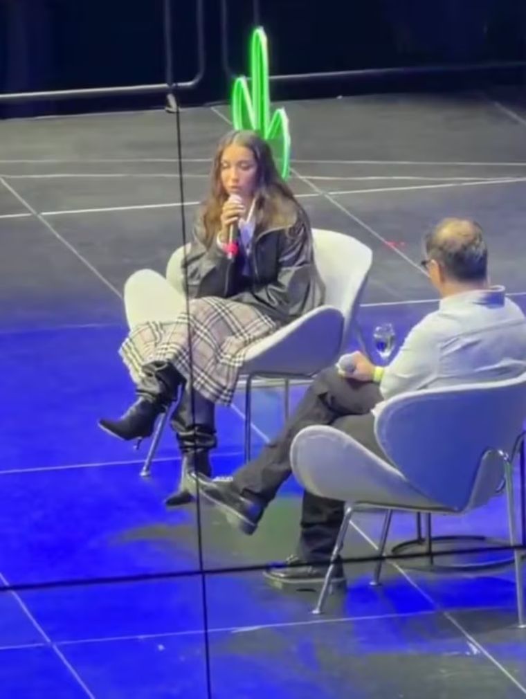 María Becerra participó de un encuentro masivo con estudiantes para debatir sobre el futuro y la actualidad nacional. María Becerra participó de un encuentro masivo con estudiantes para debatir sobre el futuro y la actualidad nacional.