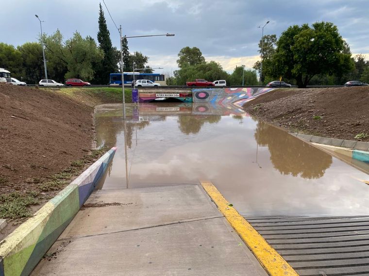 El puente del Shopping inundado tras la tormenta de esta tarde.