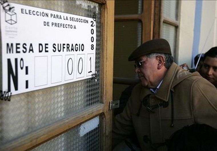 Un hombre llega hoy, para depositar el primer voto de la jornada de elección del prefecto (gobernador) del departamento de Chuquisaca. Foto: EFE