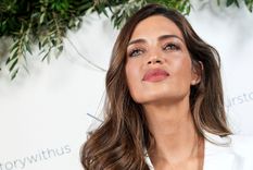 scarbonero rosrto Lo mejor del vestido que eligió Sara Carbonero es que estiliza, al ser corto y al cuerpo, sin mostrar demasiado pero acentuando cintura y piernas. Foto: Cadena dial  - cadenadial.com