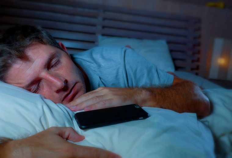 El uso nocturno del celular impacta en la calidad del sueño, aumentando el riesgo de fatiga.