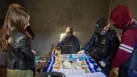 Durante los allanamientos se secuestró droga, teléfonos celulares, un arma y documentación de interés para la causa.&nbsp;