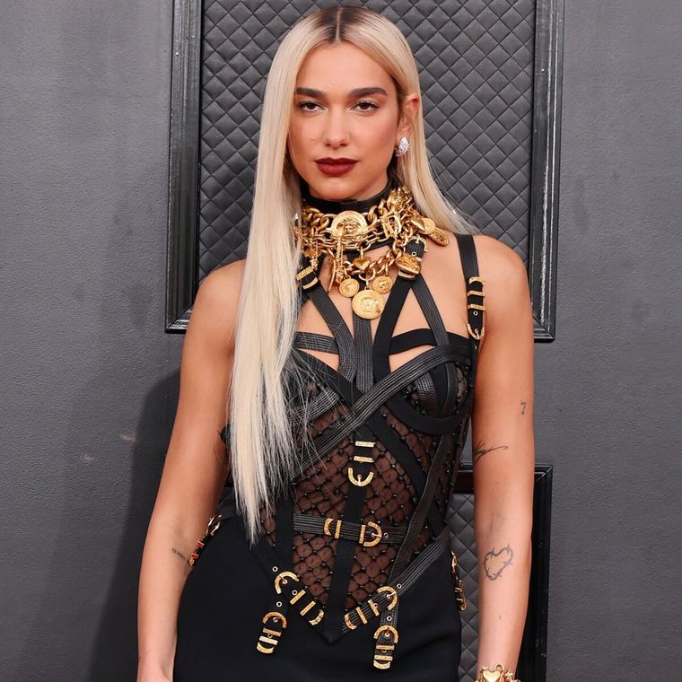 Dua Lipa determina que los jeans tiro bajo son la tendencia 2022 en pantalones de denim Foto: E! Online