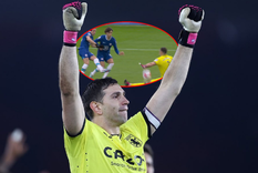 ¡como en el mundial! la tremenda atajada de dibu martinez ante chelsea