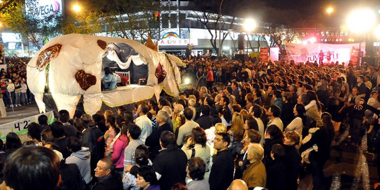 Un aspecto de la Farándula, la noche del domingo en las avenidas céntricas sanrafaelinas Foto: Mediamza.com