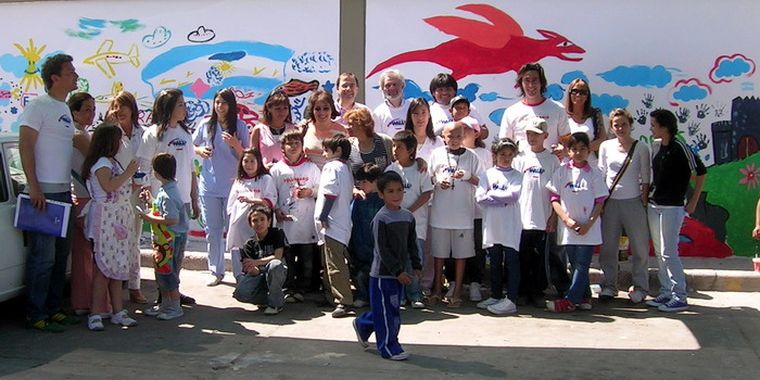 ¡Misión cumplida! Todos los participantes posaron con la súper obra detrás. Foto: Gentileza