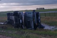 Así quedó el colectivo tras el accidente Foto: Gentileza: Mauro Dalmazzo Sur 24 Así quedó el colectivo tras el accidente Foto: Gentileza: Mauro Dalmazzo Sur 24