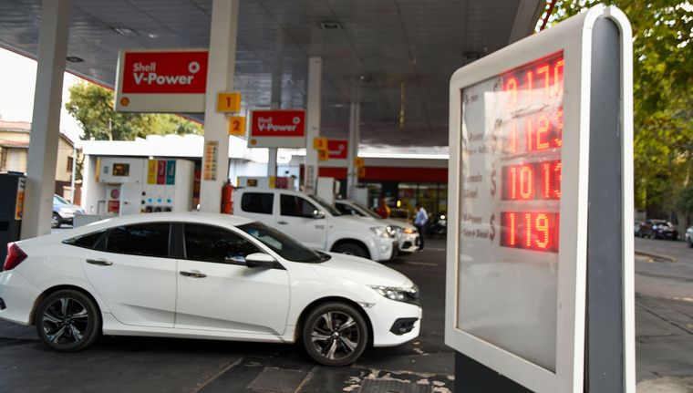 Los combustibles aumentarían sus precios debido a la liberación de un impuesto. Foto: Santiago Tagua/MDZ