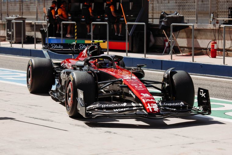 Guanyu Zhou, el dominador del viernes en Sakir. Foto: @alfaromeof1