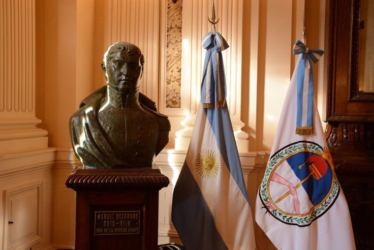 El ejemplar histórico de la bandera de Liberación Civil creada por Manuel Belgrano permanece en exhibición en la Casa de Gobierno de Jujuy. Fotos: Gabriel Fereyra