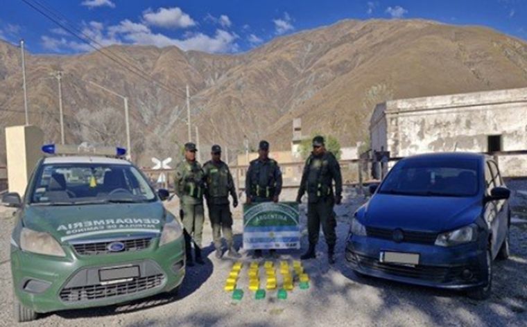 Tanto la droga como el vehículo fueron incautados por las autoridades. Foto: Gendarmería Nacional