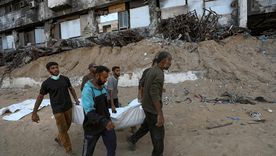 Gazatíes recuperan los cadáveres de sus familiares fallecidos durante la guerra. Gazatíes recuperan los cadáveres de sus familiares fallecidos durante la guerra.