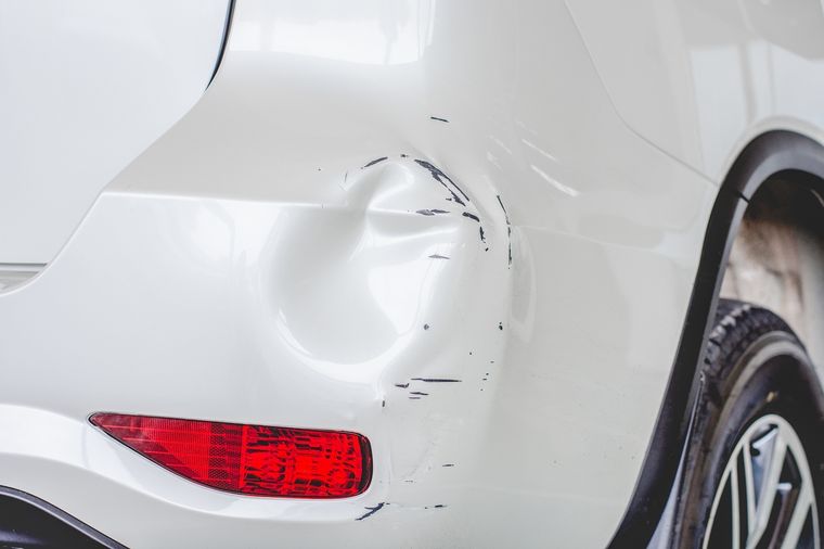 AUTO SEGÚN LOS CREADORES DE CONTENIDO DIGITAL, HAY UN TRUCO PARA ARREGLAR LA ABOLLADURA DE UN AUTO SIN RECURRIR A ESPECIALISTAS Foto: SHUTTERSTOCK