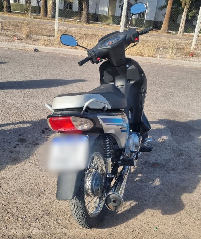 Motocicleta Mondial LD110S retenida, que circulabasin licencia de conducir, seguro obligatorio y tarjeta identificatoria.