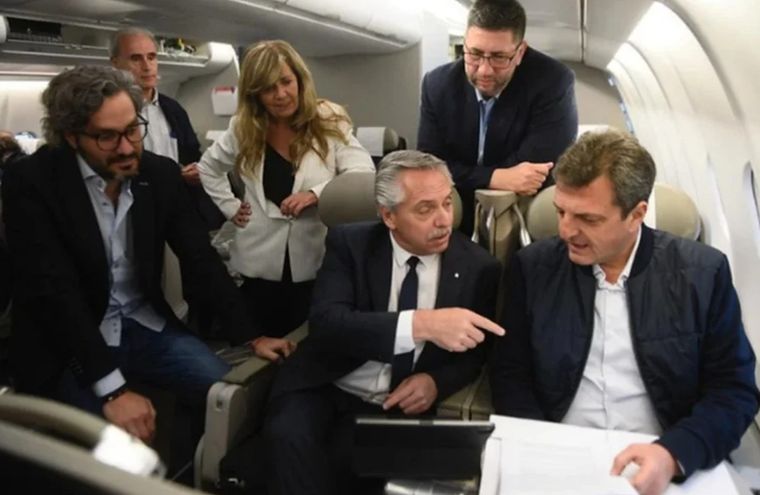 Alberto Fernández en el vuelo de regreso con parte de su comitiva Foto: NA