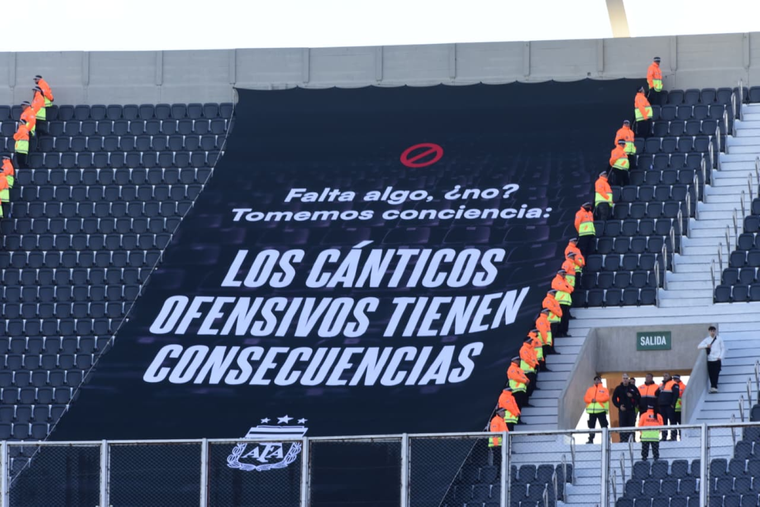 Una de las tribunas del Monumental está clausurada por cantos racistas a hinchas colombianos en el último partido. Una de las tribunas del Monumental está clausurada por cantos racistas a hinchas colombianos en el último partido.
