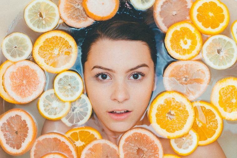 La piel necesita extra hidratación todo el año, pero principalmente en verano. Foto: Estética Dental  - esteticadental.top/blog/brumas-faciales/