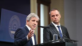 El ministro de Economía, Luis Caputo, participó de la reunión de la mesa chica de Javier Milei para definir el rumbo de las negociaciones por el Presupuesto y las reformas. El ministro de Economía, Luis Caputo, participó de la reunión de la mesa chica de Javier Milei para definir el rumbo de las negociaciones por el Presupuesto y las reformas.