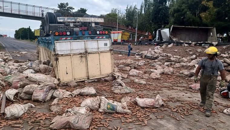 El vuelco del camión en el Acceso Sur. Foto: Walter Moreno/MDZ - Fotografía con Moto G24
