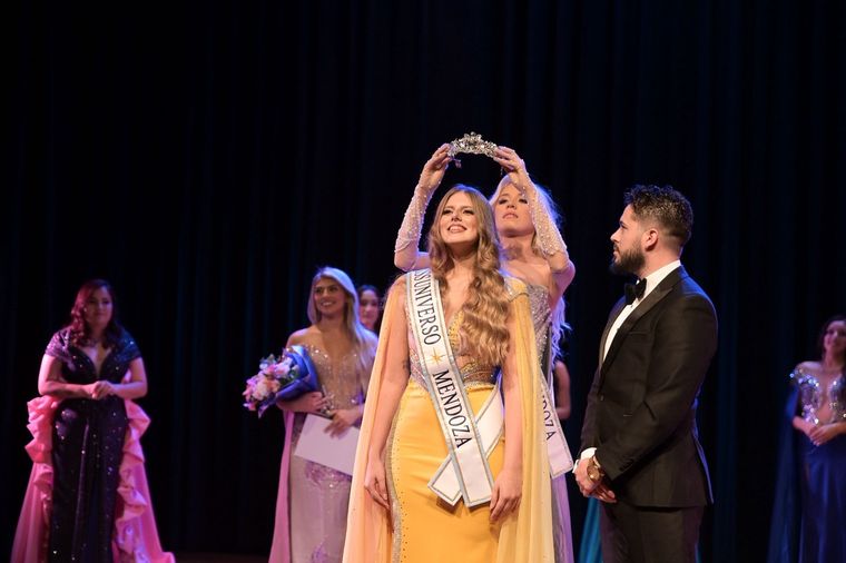 Delfina Sosa y Lucas Arias coronando a la nueva Miss Universo Mendoza. Foto @danicano.ph Delfina Sosa y Lucas Arias coronando a la nueva Miss Universo Mendoza. Foto @danicano.ph