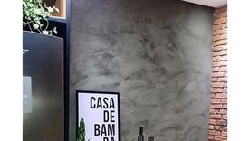 Una idea super creativa es apilar los bloques de cemento para armar una cava de vinos. 