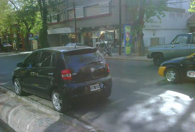 Estacionado mal, pero es policía.