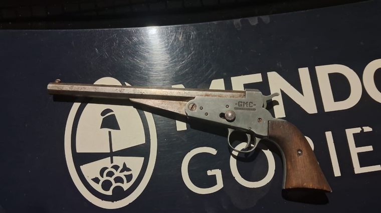 El menor descartó un arma de fuego mientras huía de la policía en Las Heras.