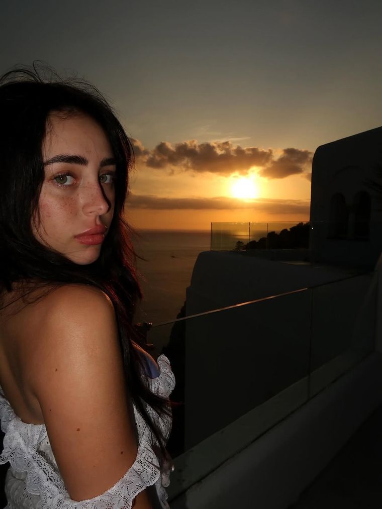 La artista apostó a un estilismo nostálgico y delicado. La artista apostó a un estilismo nostálgico y delicado.