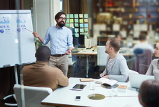 La salud mental de los jóvenes trabajadores, millennials y centennials, está siendo un desafío creciente para el mundo laboral. Foto: Shutterstock
