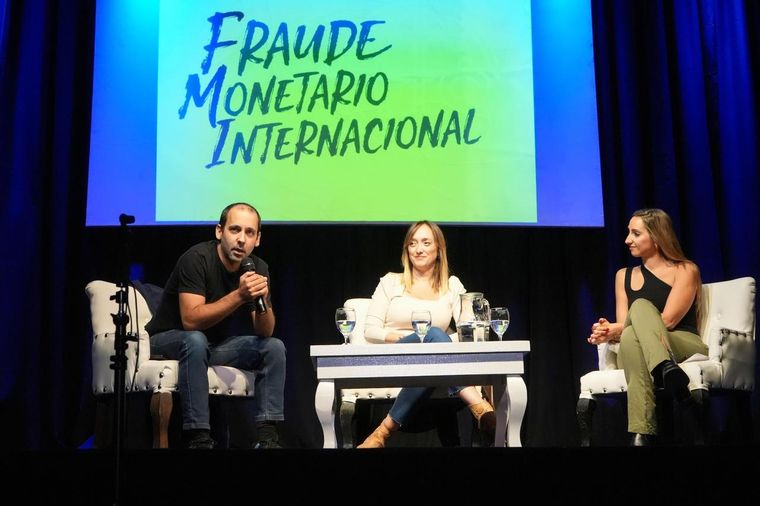 Anabel Fernández Sagasti durante la charla junto a los legisladores Julia Strada e Itaí Hagman. Foto: Gentileza