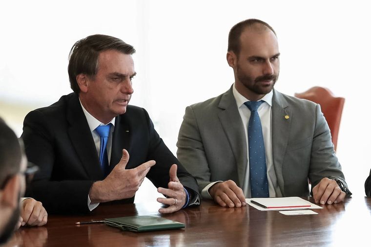 Jair y Eduardo Bolsonaro enfrentan severos cargos en Brasil.