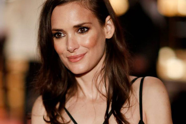 WINONA RYDER ES UNA DE LAS MÁS GRANDES ACTRICES DE HOLLYWOOD. TIENE UNA EXTENSA TRAYECTORIA QUE COMENZÓ CON TAN SOLO 15 AÑOS.