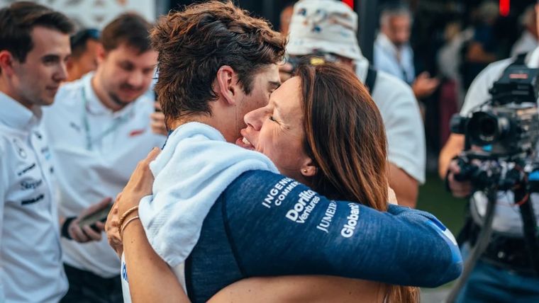 La mamá de Colapinto fue a votar tras el GP de Italia con un curioso casco y en moto. Foto: @williamsracing.