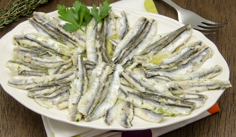 La receta de boquerones en vinagre es típica de la cocina española, especialmente de Andalucía, y refleja la tradición de conservar pescado fresco con vinagre.