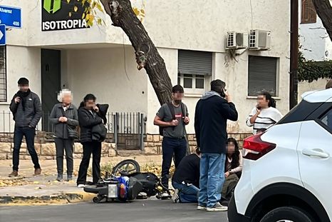 Así asistían a la víctima en el cruce de Olascoaga y Álvarez. Foto: Gentileza. Así asistían a la víctima en el cruce de Olascoaga y Álvarez. Foto: Gentileza.
