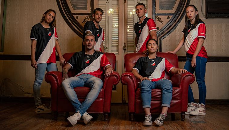 El Cruzado mostró su nueva camiseta retro. Foto: Prensa Deportivo Maipú