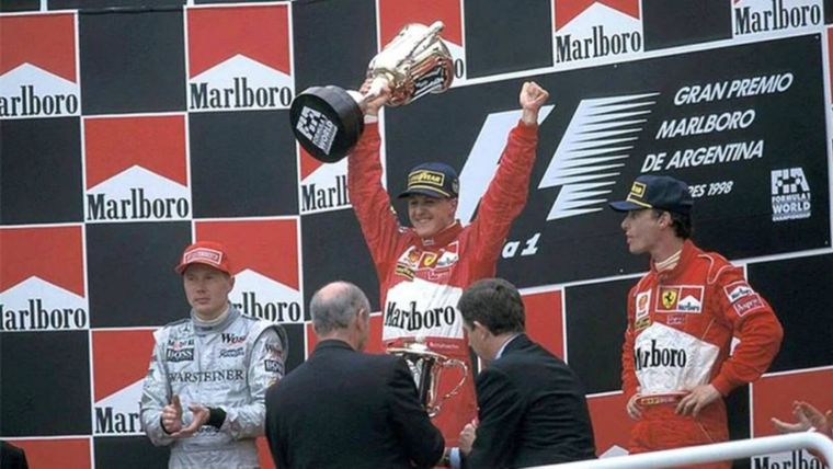 Encima de Lauda y Senna: Schumacher en lo alto del podio, una postal repetida. Foto: publicada en As