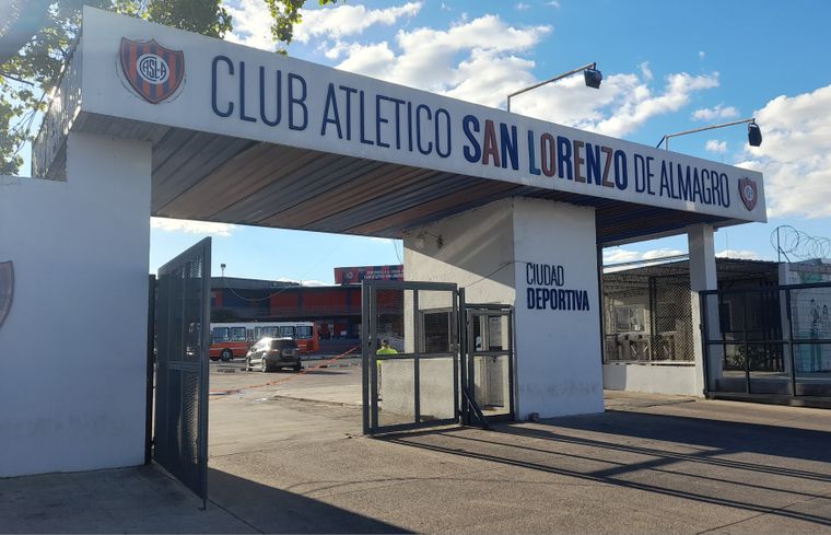 Tensión en San Lorenzo: la barra visitó al plantel tras la derrota con Huracán y aparecieron fuertes pasacalles en el Bajo Flores.