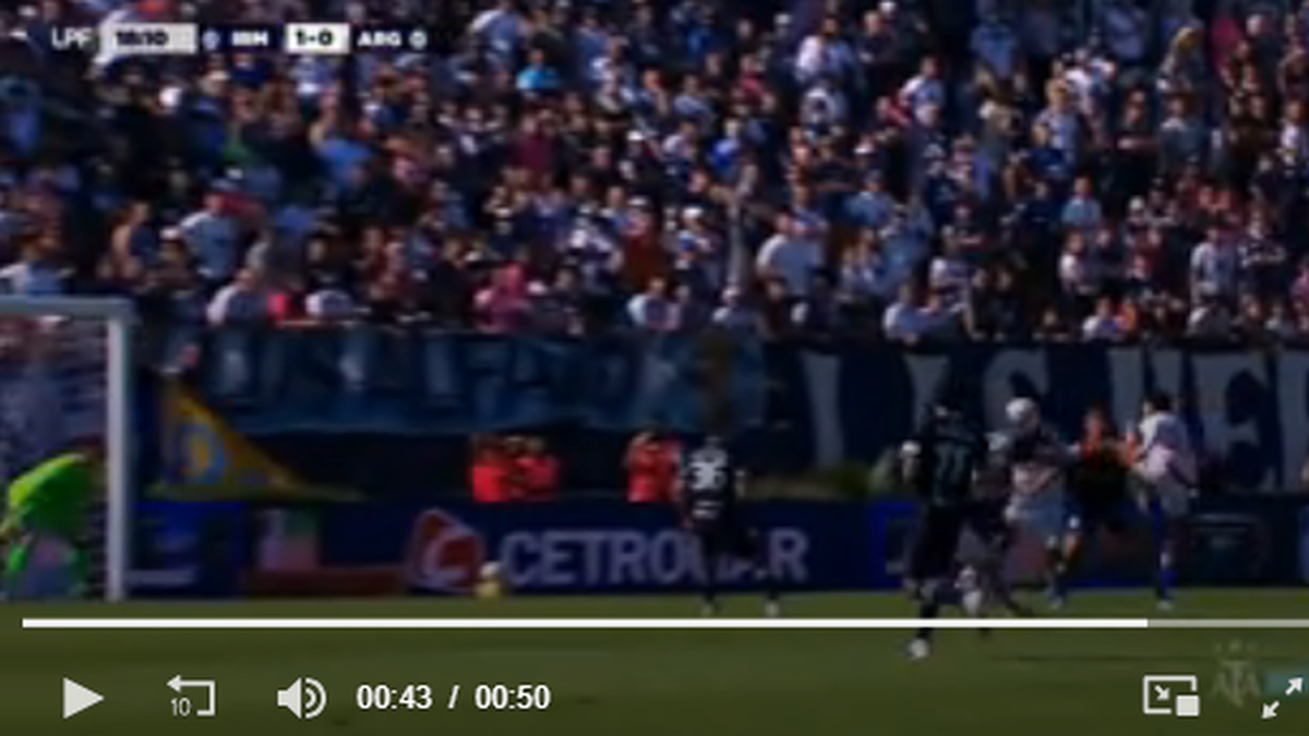 Roja directa: la dura entrada de López Muñoz que dejó a Leonard Costa con ocho puntos en la cabeza