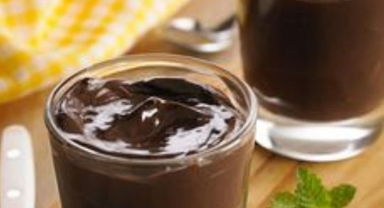 Postre de chocolate con dos ingredientes y sin azúcar agregada