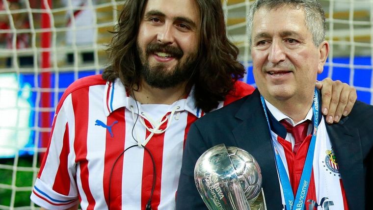 Amaury Vergara y su padre Jorge, de quien heredó un patrimonio multimillonario. Foto: @Chivas