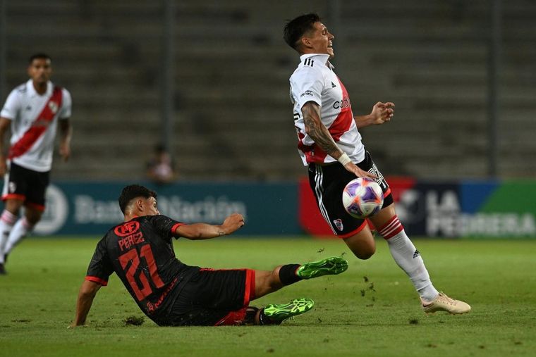 El momento de la entrada que lesionó al volante de River. Foto: Télam