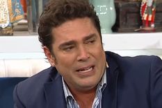 Martina Vignolo y Roberto Peña acompañaron a Matías Alé en el difícil momento tras la función. / Captura TV